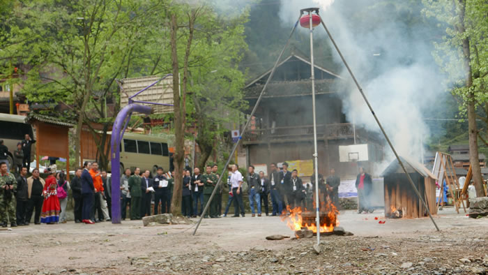 圖2 國(guó)泰科技懸掛式滅火裝置木質(zhì)房屋滅火實(shí)驗(yàn)現(xiàn)場(chǎng)