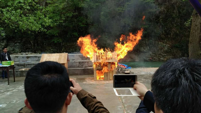 圖2 國(guó)泰科技懸掛式滅火裝置木質(zhì)房屋滅火實(shí)驗(yàn)現(xiàn)場(chǎng)