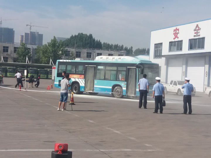 圖2 “失火”的公交車